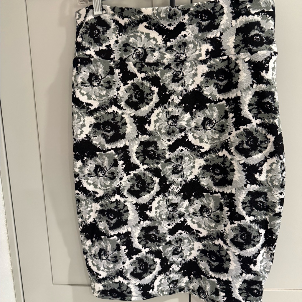 Lularoe Cassie (Black And Gray Floral Pencil Skirt)